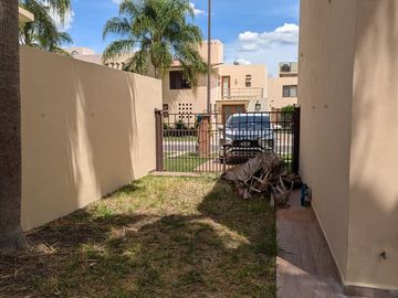 Hermosa Casa en Puerta Real, 4 Recámaras, 4.5 Baños, 3 Autos, Alberca, Lujo!