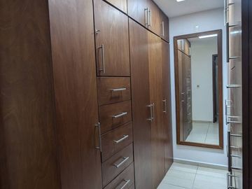 Hermosa Casa en Puerta Real, 4 Recámaras, 4.5 Baños, 3 Autos, Alberca, Lujo!