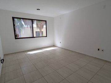Hermosa Casa en Puerta Real, 4 Recámaras, 4.5 Baños, 3 Autos, Alberca, Lujo!