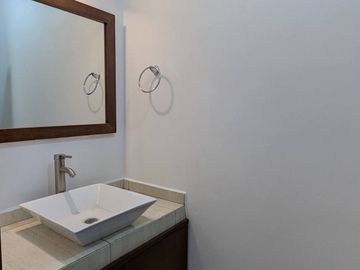 Hermosa Casa en Puerta Real, 4 Recámaras, 4.5 Baños, 3 Autos, Alberca, Lujo!