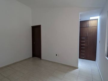 Hermosa Casa en Puerta Real, 4 Recámaras, 4.5 Baños, 3 Autos, Alberca, Lujo!