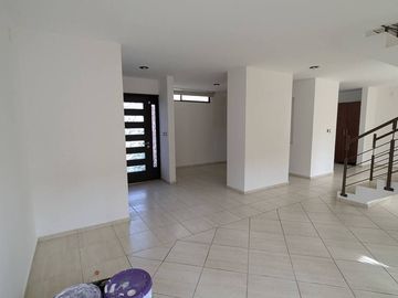 Hermosa Casa en Puerta Real, 4 Recámaras, 4.5 Baños, 3 Autos, Alberca, Lujo!