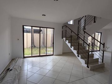 Hermosa Casa en Puerta Real, 4 Recámaras, 4.5 Baños, 3 Autos, Alberca, Lujo!