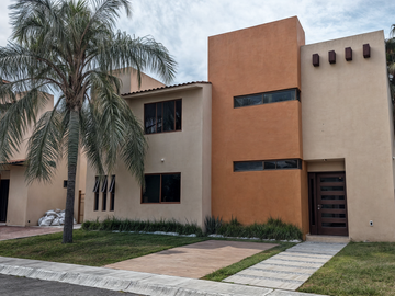 Hermosa Casa en Puerta Real, 4 Recámaras, 4.5 Baños, 3 Autos, Alberca, Lujo!