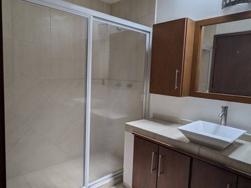 Hermosa Casa en Puerta Real, 4 Recámaras, 4.5 Baños, 3 Autos, Alberca, Lujo!