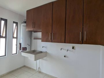Hermosa Casa en Puerta Real, 4 Recámaras, 4.5 Baños, 3 Autos, Alberca, Lujo!
