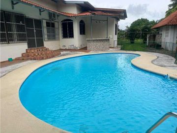 VENDO CASA EN SANTIAGO DE VERAGUAS CON PISCINA