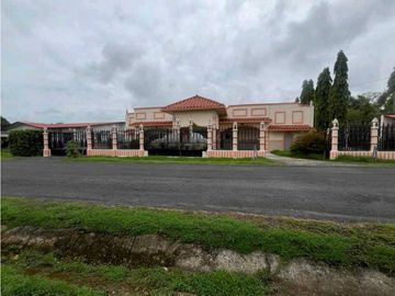VENDO CASA EN SANTIAGO DE VERAGUAS CON PISCINA