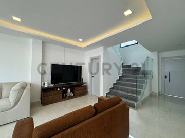 Venta Casa de Estreno con Jacuzzi en Urb. Mallorca Village V.Bah