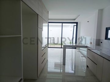 Venta Casa de Estreno con Jacuzzi en Urb. Mallorca Village V.Bah