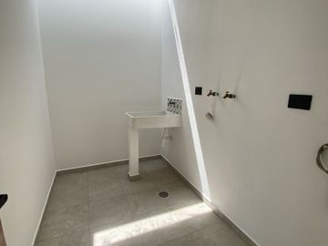 CASA EN VENTA MODERNA Y EXCELENTES ACABADOS EN LOMAS DE ANGELÓPOLIS