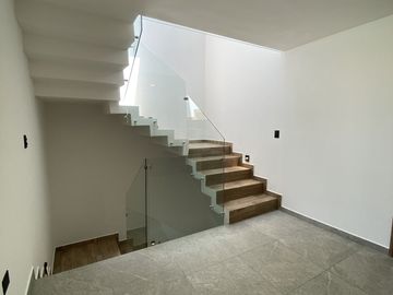 CASA EN VENTA MODERNA Y EXCELENTES ACABADOS EN LOMAS DE ANGELÓPOLIS