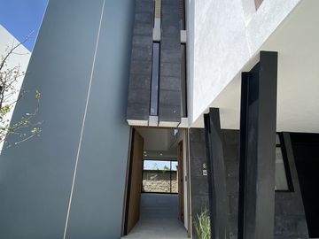 CASA EN VENTA MODERNA Y EXCELENTES ACABADOS EN LOMAS DE ANGELÓPOLIS