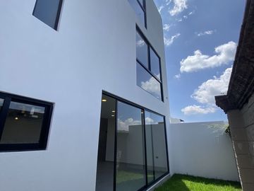 CASA EN VENTA MODERNA Y EXCELENTES ACABADOS EN LOMAS DE ANGELÓPOLIS