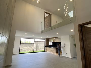 CASA EN VENTA MODERNA Y EXCELENTES ACABADOS EN LOMAS DE ANGELÓPOLIS