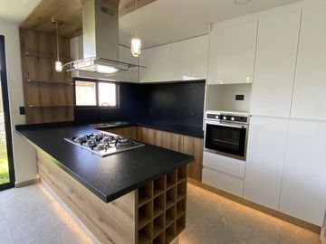 CASA EN VENTA MODERNA Y EXCELENTES ACABADOS EN LOMAS DE ANGELÓPOLIS