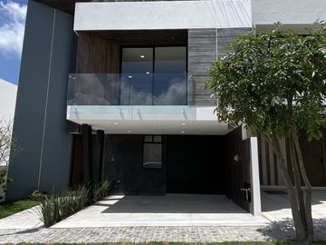 CASA EN VENTA MODERNA Y EXCELENTES ACABADOS EN LOMAS DE ANGELÓPOLIS