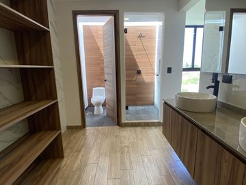 CASA EN VENTA MODERNA Y EXCELENTES ACABADOS EN LOMAS DE ANGELÓPOLIS