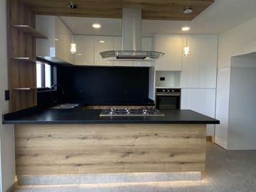 CASA EN VENTA MODERNA Y EXCELENTES ACABADOS EN LOMAS DE ANGELÓPOLIS