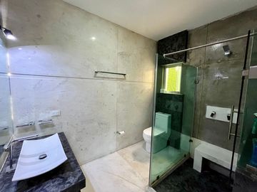 Se vende casa amplia, moderna con alberca en la col. Hidalgo
