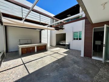 Se vende casa amplia, moderna con alberca en la col. Hidalgo
