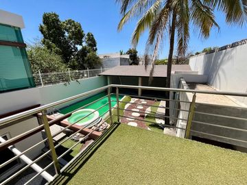 Se vende casa amplia, moderna con alberca en la col. Hidalgo