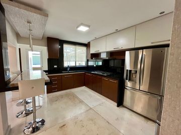 Se vende casa amplia, moderna con alberca en la col. Hidalgo
