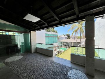 Se vende casa amplia, moderna con alberca en la col. Hidalgo