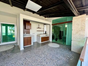Se vende casa amplia, moderna con alberca en la col. Hidalgo