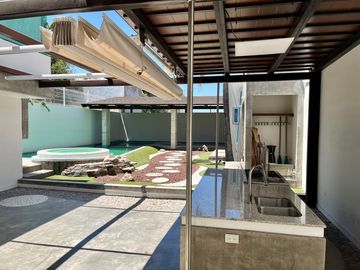 Se vende casa amplia, moderna con alberca en la col. Hidalgo