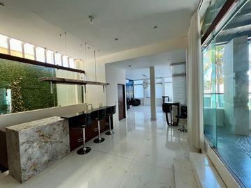 Se vende casa amplia, moderna con alberca en la col. Hidalgo