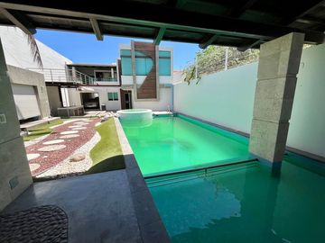 Se vende casa amplia, moderna con alberca en la col. Hidalgo