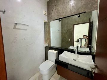Se vende casa amplia, moderna con alberca en la col. Hidalgo