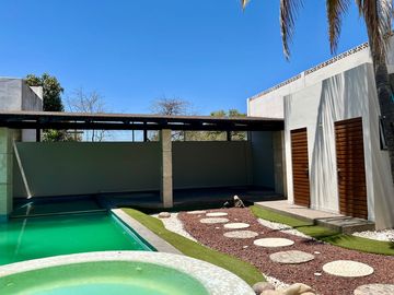 Se vende casa amplia, moderna con alberca en la col. Hidalgo