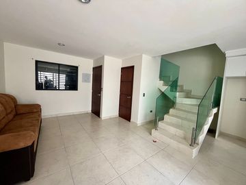 Se vende o renta casa completamente remodelada, Fracc. San Javier, zona aeropuerto