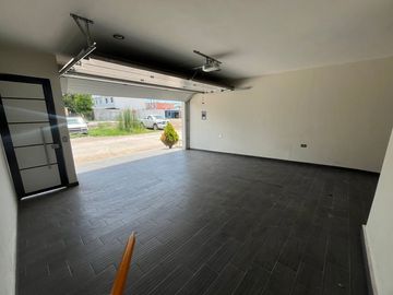 Se vende o renta casa completamente remodelada, Fracc. San Javier, zona aeropuerto