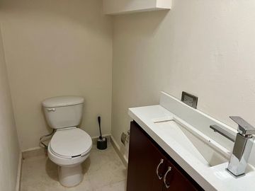 Se vende o renta casa completamente remodelada, Fracc. San Javier, zona aeropuerto