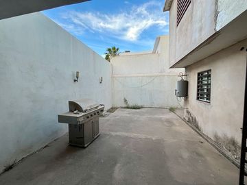 Se vende casa con terreno excedente y ampliación en privada con alberca, Stanza Toscana, Valle Alto