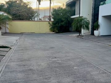 Se vende casa con terreno excedente y ampliación en privada con alberca, Stanza Toscana, Valle Alto