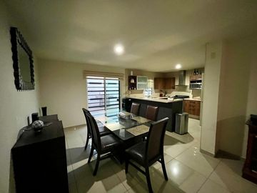 Se vende casa con terreno excedente y ampliación en privada con alberca, Stanza Toscana, Valle Alto