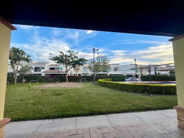 Se vende casa con terreno excedente y ampliación en privada con alberca, Stanza Toscana, Valle Alto