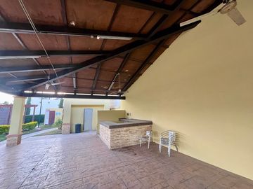 Se vende casa con terreno excedente y ampliación en privada con alberca, Stanza Toscana, Valle Alto