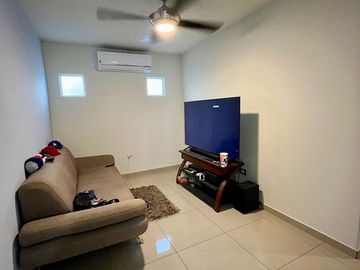 Se vende casa con terreno excedente y ampliación en privada con alberca, Stanza Toscana, Valle Alto