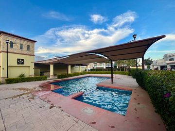 Se vende casa con terreno excedente y ampliación en privada con alberca, Stanza Toscana, Valle Alto