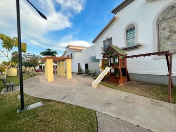 Se vende casa con terreno excedente y ampliación en privada con alberca, Stanza Toscana, Valle Alto