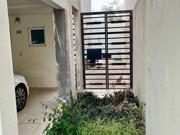Se vende casa con terreno excedente y ampliación en privada con alberca, Stanza Toscana, Valle Alto