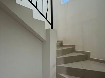 Se vende casa con terreno excedente y ampliación en privada con alberca, Stanza Toscana, Valle Alto