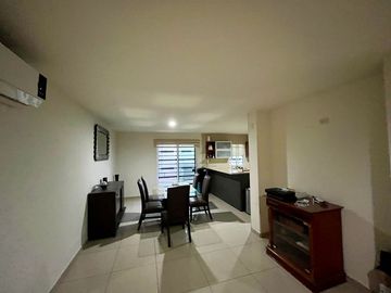 Se vende casa con terreno excedente y ampliación en privada con alberca, Stanza Toscana, Valle Alto