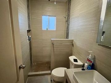 Se vende casa con terreno excedente y ampliación en privada con alberca, Stanza Toscana, Valle Alto