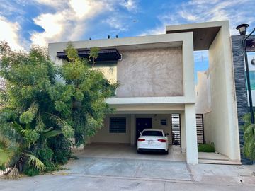 Se vende casa con terreno excedente y ampliación en privada con alberca, Stanza Toscana, Valle Alto